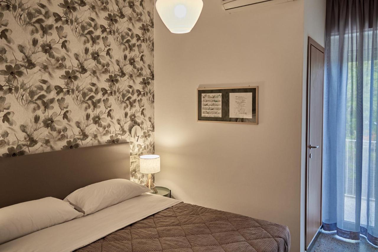 Hotel Spring Ріміні Екстер'єр фото